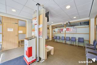 <p><span>Multifuntionele handelsruimte van 185m² bruikbare oppervlakte en EPC label B.<br /><br />Een aparte inkom biedt toegang tot de klantenzone.</span></p><p><span> </span></p><p><span>Verder zijn er momenteel aparte kantoorruimtes en ontvangstbalies.<br />Achter het kantoorgedeelte is er een keukenblok en twee aparte toiletten.<br /><br /></span></p><p><span>Verder is er nog een kelder die op dit moment gebruikt wordt als archiefruimte.</span></p><p><span> </span></p><p><span>Technisch:</span></p><p><span>+ renovatie in 2003</span></p><p><span>+ geen renovatieverplichting want energielabel B !</span></p><p><span> </span></p><p><span>De handelsruimte kan onderhevig zijn aan de renovatieverplichting die door de Vlaamse overheid wordt opgelegd voor niet-residentiële gebouwen. Consulteer voor meer informatie de website van het Vlaams Energie- en Klimaatagentschap via https://www.energiesparen.be/nr/renovatieverplichting.</span></p><p><span>Bestuursmaatregelen in het maatregelenregister: nee</span><span> </span></p><p><span> </span></p>