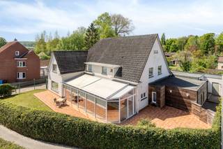 Characterful and ready to move in doctor's house with 6 rooms, patio and winter garden a unique residential opportunity full of space, charm and...