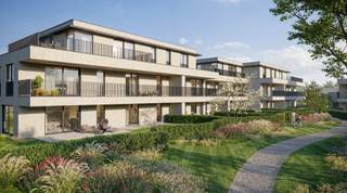 Ontdek dit stijlvolle gelijkvloerse nieuwbouwappartement met 1 slaapkamer in het groene woonproject Beigemveld in Grimbergen. Met een bewoonbare oppervlakte van 83 m², een terras van 13 m² én een private tuin geniet je hier van ruimte, comfort en een aangename buitenbeleving. Dankzij de doordachte indeling en de grote raampartijen baadt het appartement in natuurlijk licht. Je woont in een autoluwe, duurzame woonomgeving met een centraal park, ideaal voor wie op zoek is naar rust en woonkwaliteit. Bovendien is het appartement uitgerust met energiezuinige technieken voor een toekomstgericht wooncomfort. Een berging en autostaanplaats zijn verplicht aan te kopen; een garage is optioneel beschikbaar. 