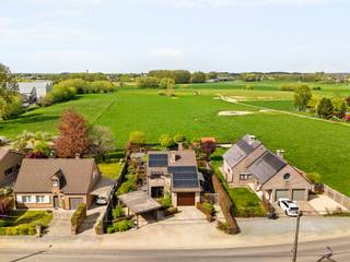 Op de grens van Lebbeke met Opwijk vindt u deze karaktervolle open bebouwing met een unieke architectuur en uitzonderlijk zicht op het omliggende groen.<br /><br />De woning, gebouwd in 1991, is instapklaar en biedt een verrassend ruim en lichtrijk interieur dankzij de open vides. Met 3 à 4 volwaardige slaapkamers, waaronder een bureau, is dit de ideale gezinswoning of combinatie wonen/werken.<br /><br />Comfort en energiezuinigheid (EPC B) staan centraal: verwarming op aardgas, zonnepanelen met groenestroomcertificaten én thuisbatterij zorgen voor een aangenaam en efficiënt woonklimaat.<br /><br />De woning beschikt bovendien over een (kruip)kelder en voldoende parkeergelegenheid op eigen terrein. De perceelbreedte van ca. 18 meter zorgt voor een open en ruim gevoel.<br /><br />Buiten geniet u van een volledig aangelegde tuin met sfeervolle verlichting en een vijver, perfect om tot rust te komen en te genieten van het PRACHTIGE ZICHT.<br /><br />Een unieke opportuniteit voor wie op zoek is naar ruimte, licht en karakter op een rustige, doch vlot bereikbare ligging.<br /><br />Meer info: arno@woonvast.be of 0478 44 20 90