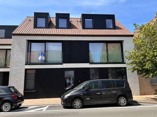 Ruim en nieuw duplex-appartement in de Dorpsstraat te Knokke - Westkapelle. Er zijn drie slaapkamers en een groot zonneterras. Een mooie...
