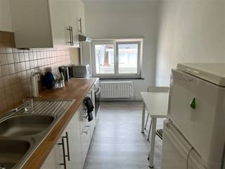 <p><span>Op te frissen appartement met uitzonderlijk duplexpotentieel in de Europese Wijk</span></p><p><span>In de gegeerde Spastraat, op een absolute toplocatie in de onmiddellijke nabijheid van de Europese Wijk, bevindt zich dit karaktervolle appartement op de derde verdieping. Met één ruime slaapkamer, een aangename indeling en een uitzonderlijk uitbreidingspotentieel vormt dit pand een unieke opportuniteit voor wie op zoek is naar een woning met karakter en toekomstperspectief op een van de meest gegeerde locaties van Brussel.</span></p><p><span>De ligging is zonder meer een absolute troef. Op wandelafstand bevinden zich de Europese instellingen, Schuman, het Jubelpark, openbaar vervoer, winkels, restaurants en alle dagelijkse voorzieningen. Dankzij deze centrale ligging is het appartement zowel bijzonder geschikt voor eigen bewoning als voor een duurzame investering.</span></p><p><span>Het appartement beschikt momenteel over een ruime slaapkamer, een lichtrijke leefruimte en een functionele indeling die de ideale basis vormt voor een eigentijdse renovatie. Daarnaast beschikt het over een privatieve kelder, ideaal als praktische bergruimte.</span></p><p><span>Een absolute troef van dit appartement is de private toegang tot de zolderverdieping, die exclusief deel uitmaakt van het privatieve eigendom. Deze verdieping biedt een uitzonderlijk potentieel en kan, mits het bekomen van de nodige stedenbouwkundige vergunningen, worden geïntegreerd tot een ruime duplex van ongeveer 110 m² met drie slaapkamers. Een unieke kans om een woning met karakter en een uitzonderlijk ruimtegevoel volledig naar eigen smaak te creëren op een van de meest gegeerde locaties van Brussel.</span></p><p><span>Het gebouw verkeert in een goede algemene staat van onderhoud en is uitgerust met centrale verwarming op mazout. De elektrische installatie is niet conform de huidige regelgeving en het appartement beschikt over een gunstig EPC-label D, wat een belangrijke troef vormt binnen de huidige energienormen.</span></p><p><span>Een uitzonderlijke opportuniteit voor wie op zoek is naar een appartement met karakter, renovatiepotentieel, unieke uitbreidingsmogelijkheden en een topligging in het hart van de Europese Wijk.</span></p>