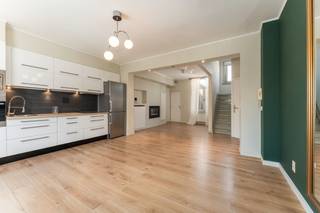 <p>Te koop: karaktervolle gesloten opbrengsteigendom</p>
<p> </p>
<p>Deze woning bestaande uit 3 instapklare appartementen met een residentiële sfeer gecombineerd met een centrale ligging. Dankzij de energie zuinige EPC- labels bieden deze appartementen comfort met lagere kosten. de woning bevat vijf slaapkamers en drie badkamers die ruimte voor meerdere gezinnen of een combinatie van wonen en verhuren biedt. <br /> </p>
<p>troeven:<br />- residentiële sfeer<br />- 2x twee slaapkamer appartementen<br />- 1 studio die momenteel verhuurd is<br />- instapklaar<br />- geschikt voor diverse woonvormen<br />- kelder<br />- energiezuinig</p>
<p> </p>
<p>Neem vandaag nog contact op met je ERA-makelaar voor een bezoek.<br />sylvie@eraservimo.be of +32 496 078 210</p>
<p> </p>
<p>JOUW DROOMOPBRENGSTEIGENDOM. ZO GEVONDEN!</p>