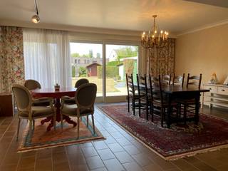 Deze prachtige villa in Merelbeke is een droomwoning voor wie op zoek is naar ruimte, comfort en luxe. De woning, gebouwd in 1966, straalt karakter uit en is voorzien van alle moderne gemakken. Met een perceeloppervlakte van 893m² en een bewoonbare oppervlakte van 252m², is er meer dan genoeg ruimte voor het hele gezin.<br /><br />De villa beschikt over 4 ruime slaapkamers en werkkamer, waardoor er voldoende privacy is voor iedereen. De badkamer is voorzien van alle gemakken en is smaakvol ingericht. Daarnaast is er ook nog een apart toilet aanwezig.<br /><br />De woonkamer is licht en ruim en biedt een prachtig uitzicht op de tuin, die georiënteerd is op het zuidwesten. Dit zorgt ervoor dat je optimaal kunt genieten van de zon en het buitenleven. Het terras is de ideale plek om te ontspannen en te genieten van de rust en privacy van de tuin. Afzonderlijk bureel aan de voorzijde op het gelijkvloers met gastentoilet. <br /><br />Voor wie graag klust of een hobby heeft, is er een ruime garage aanwezig. Hier is voldoende ruimte voor het stallen van een auto en het opbergen van gereedschap en andere spullen.<br /><br />De ligging van de villa is ideaal. Merelbeke ( Kwenenbos ) is een rustige en groene omgeving, maar toch zijn alle voorzieningen en faciliteiten binnen handbereik. Winkels, scholen, openbaar vervoer en sportfaciliteiten zijn allemaal in de buurt.<br /><br />Kortom, deze villa in Merelbeke is een droomwoning voor wie op zoek is naar ruimte, comfort en luxe. Met zijn prachtige tuin, ruime terras, garage en 4 slaapkamers, is het de ideale plek om te genieten van het goede leven.