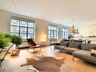 Te centrum Brussel, nabij het Muntplein, in de Leopoldstraat 7, charmant loft-appartement van ± 115 m², op de 2de verdieping van het "La Mondiale"-gebouw. Deze prachtige loft biedt:<br />- ruime woonkamer met open volledige ingerichte keuken,<br />- terras van ± 12 m²,<br />- slaapkamer, <br />- douchekamer, <br />- apart toilet, <br />- bureauruimte,<br />- kelder,<br />- ondergrondse parkeerplaats (+ 25.000 Euro),<br />- EPC: E, 233 kWu/(m²jaar).<br />Absolute aanrader voor een bezoek! <br /><br />Bestemming: Appartement<br />- Onroerend goed ingeschreven op de bewaarlijst / beschermd / procedure tot inschrijving of bescherming lopende: neen<br />- Verkavelingsvergunning: neen<br />- Onroerend goed gelegen in een voorkooprechtperimeter: neen<br />- Voorkeurrecht voor de huurder: neen