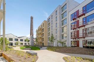 <p><span>CENTRAAL GELEGEN NIEUWEBOUWAPP. MET TERRAS </span></p><p><span> </span></p><p><span>Residentie John Martin is gelegen in de Tulpstraat/Klamperstraat te 2060 Antwerpen. De naam van de residentie is een verwijzing naar de voormalige brouwerij. Een grote troef is de nabijheid van Park Spoor Noord. Een ware oase om te ontspannen, te sporten, te spelen of te genieten in de gezellige zomerbar. Verder bevinden wij ons op wandel- en fietsafstand van Het Eilandje, het bruisende stadscentrum en openbaar vervoer. Tevens begeven wij ons vlot naar verschillende hogescholen en universiteiten. </span></p><p><span> </span></p><p><span>Toegekomen aan deze verzorgde residentie nemen wij de lift naar de tweede verdieping. Het appartement omvat een leefruimte bestaande uit een zit-, een eethoek en een volledig uitgeruste keuken. Via de nachthal met vestiaire krijgen wij toegang tot de badkamer met toilet, de slaapkamer en de berging/wasplaats. Leuk detail is de aanwezigheid van het terras dat grens aan de leefruimte. </span></p><p><span> </span></p><p><span>Troeven op een rij: </span></p><ul><li><span>Centrale ligging</span></li><li><span>Terras als verlenging van de leefruimte</span></li><li><span>Energiezuinig wonen met dank aan de nieuwste technieken</span></li><li><span>Parkeergelegenheid in de ondergrondse garage aan 125,00 euro/maand + mogelijkheid om een berging te huren aan 30,00 euro/maand</span></li></ul><p><span> </span></p><p><span>Wenst u meer info of bent u nieuwsgierig om dit nieuwbouwappartement te ontdekken? Aarzel niet en vraag snel een bezoek aan via <span>info@pillar.estate</span></span><span> of 033 695 695. </span></p><p><span> </span></p><p><span>Tot binnenkort! </span></p><p><span> </span></p>
