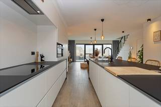 Dit ruim en energiezuinig duplex-appartement in hartje Grembergen (Dendermonde) met luxueuze afwerking komt vanaf augustus te huur. Met 3...