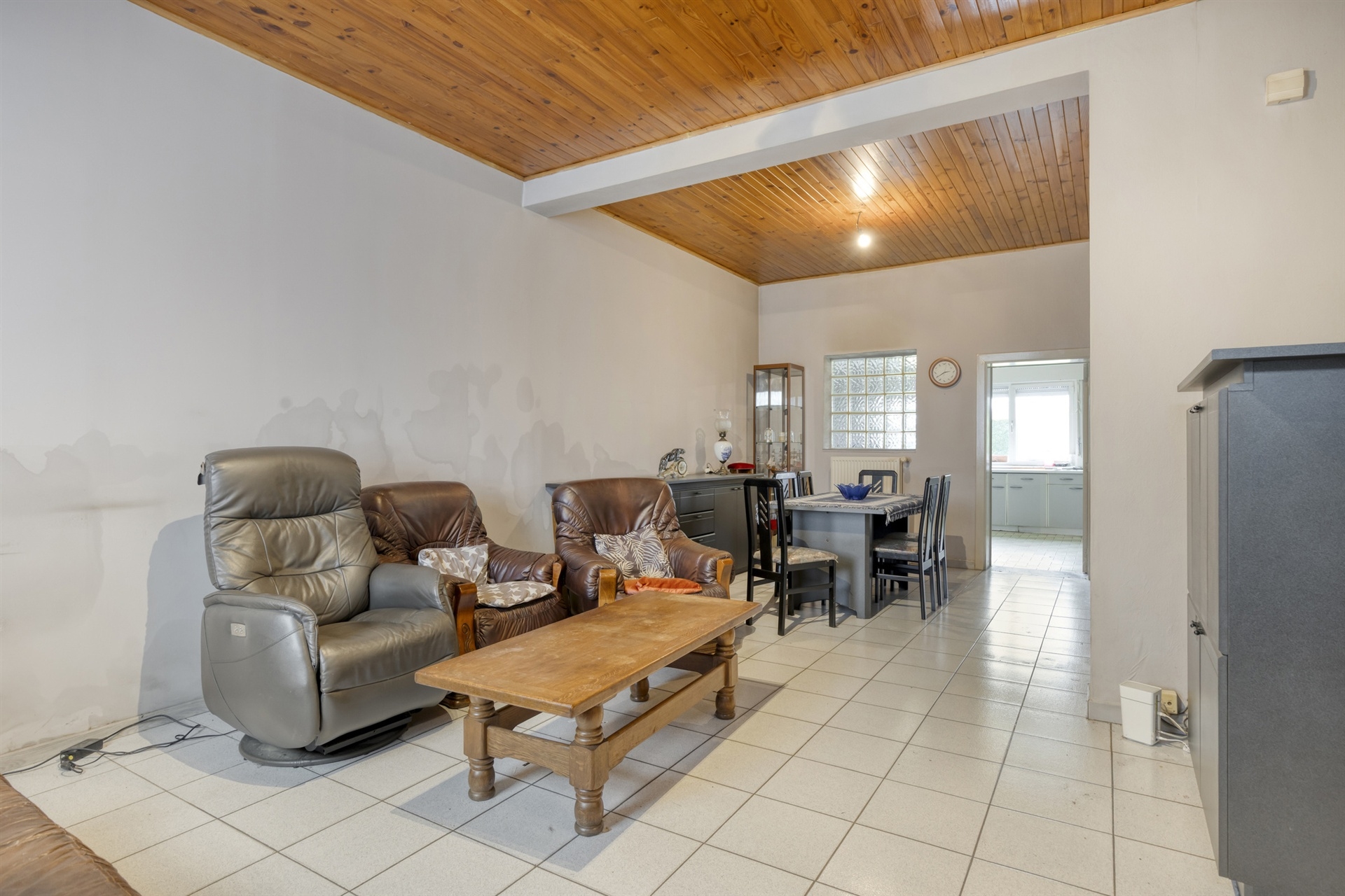 Landelijk zicht achter deze te renoveren woning - foto 4