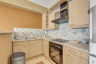 <p>Voor meer info of bezoek bel 02/884.23.26</p><p></p><p>Dit <strong>instapklare appartement </strong>bevindt zich op de <strong>eerste verdieping</strong> van een <strong>kleinschalige residentie </strong>met slechts 5 entiteiten.</p><p>Het appartement beschikt over een inkomhal, <strong>aangename leefruimte met veel natuurlijk licht</strong>, keuken, slaapkamer en een badkamer.</p><p></p><p>Dankzij de hoogrendementsbeglazing in PVC en het zeer <strong>gunstige EPC-label B (106 kWh/m² jaar)</strong> geniet u bovendien van een energiezuinige woonst. Extra troeven zijn de <strong>privatieve kelder</strong> die zorgt voor bijkomende opbergruimte en mogelijkheid tot parkeren achter het gebouw (niet privatief). Toegang via elektrische sectionaalpoort.</p><p></p><p>De <strong>centrale ligging</strong> vormt een absolute meerwaarde. Winkels, openbaar vervoer en andere dagelijkse voorzieningen bevinden zich op wandelafstand, terwijl u dankzij de nabijheid van belangrijke invalswegen, de Brusselse ring en de E40 geniet van een vlotte en snelle verbinding naar omliggende gemeenten en Brussel.</p><p>Maandelijkse lasten: 80 euro</p><p>Een ideale opportuniteit voor starters, alleenstaanden of investeerders die op zoek zijn naar een <strong>praktisch en verzorgd appartement</strong> op een gunstige locatie. Maatregelen opgenomen in het maatregelenregister: nee.</p><p></p><p></p><p><strong>Interesse? Contacteer ons voor meer informatie of plan een bezoek.</strong></p>