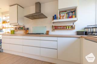 OPENDEURDAG OP ZATERDAG 11 APRIL 2026 tussen 14u00 en 16u00 (op afspraak)Deze prachtige halfopen woning biedt comfort, ruimte en een uitstekende...