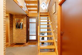 <p>In een autoluwe straat in Borsbeek bevindt zich deze bijzondere architecturale woning, ontworpen door de gerenommeerde Belgische architect Hugo Lejon, leerling van Renaat Braem.</p><p><br /></p><p>Bij het binnenkomen verwelkomt de inkomhal u met directe toegang tot drie slaapkamers en de badkamer. Van hieruit bereikt u eveneens de garage, de tuin, het terras op het gelijkvloers en de volledig onderkelderde kruipkelder.</p><p><br /></p><p>De woning biedt een uitzonderlijke combinatie van rust, groen en architectuur. Achter de tuin ligt het Floris Primspark, waardoor u hier geniet van een aangename en groene omgeving.</p><p>Op de eerste verdieping bevinden zich de keuken met toegang tot het dakterras, het salon, de ouderlijke slaapkamer, een tweede badkamer en de eetplaats.</p><p><br /></p><p>De tweede verdieping werd ingericht als duplex en biedt vandaag ruimte voor een bijkomend salon en een thuiskantoor.</p><p><br /></p><p>Ook op vlak van comfort is de woning voorzien van de nodige troeven: elk verdiep beschikt over airconditioning.</p><p><br /></p><p><strong>Extra troeven:</strong></p><ul><li>Autoluwe straat</li><li>Directe aansluiting op het Floris Primspark</li><li>Vlotte bereikbaarheid</li><li>EPC-label C</li><li>Zonnepanelen</li></ul>