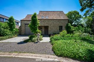 <p><span>In een rustige, doodlopende straat in het centrum van Rijmenam bevindt zich deze recente en perfect instapklare woning (bouwjaar 2019), afgewerkt met kwaliteitsvolle materialen en voorzien van alle hedendaags comfort.</span></p><p><span>Via de ruime inkomhal met gastentoilet betreedt u de lichtrijke leefruimte met open keuken. Dankzij de grote raampartijen geniet de woning van een aangename connectie met de prachtig aangelegde tuin en de verschillende terrassen. Aansluitend aan de leefruimte bevindt zich nog een praktische bureauruimte. De gelijkvloerse verdieping biedt bovendien een slaapkamer met ingebouwde kast, een stijlvolle badkamer uitgerust met ligbad en inloopdouche, én een inpandige garage.</span></p><p><span>Op de verdieping bevinden zich nog twee volwaardige slaapkamers en een ruime nachthal die perfect kan dienen als extra bureauruimte, speelhoek of eventueel kan ingericht worden als bijkomende kamer. Via een schuiftrap bereikt u nog de praktische zolderruimte.</span></p><p><span>Buiten is het heerlijk genieten in de fraai aangelegde tuin met meerdere terrassen, waaronder een gezellig overdekt terras. Extra bergruimte vindt u in de ruime tuinberging.</span></p><p><span>De woning geniet van een centrale, residentiële ligging met winkels, scholen en verbindingswegen in de onmiddellijke omgeving. Bovendien beschikt de woning over een uitstekende energiescore met EPC-label A.</span></p>
