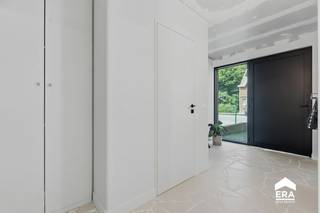 <p>Deze woning onderging in 2025 een totaalrenovatie en is volledig future proof afgewerkt. Denk aan een EPC A, asbestvrij attest (nieuw dak!), conforme elektriciteit, warmtepomp, vloerverwarming en een doordachte, energiezuinige totaalafwerking. Ook op vlak van comfort zit u hier helemaal goed: de warmtepomp kan via de vloer tot ongeveer 2 graden koelen, terwijl het ventilatiesysteem op warme dagen ook koele lucht kan inblazen. &#127807;❄️</p>
<p>Binnenin valt meteen het enorme ruimtegevoel op. De open leefruimte en keuken baden in het licht dankzij de grote raampartijen en de lichtkoepel, wat zorgt voor een bijzonder aangename en luchtige sfeer. De woning werd bovendien afgewerkt met hoogwaardige materialen, waaronder een stijlvolle vloer van Liquidfloors, parket boven, terras in natuursteen... die het geheel een strakke en exclusieve uitstraling geven. ✨</p>
<p>Praktisch werd aan alles gedacht: voorzieningen voor een laadpaal, een regenwaterput van 5.000 liter, en er is zelfs een pakjesbox voorzien, ideaal voor veilige leveringen.&#128167;&#128230;</p>
<p>De indeling biedt vandaag al veel woonkwaliteit, met onder meer een ruime leefruimte, open keuken, slaapkamers en badkamer, terwijl de bovenverdieping nog extra potentieel biedt. Deze verdieping is volgens plan voorzien voor een master bedroom, extra badkamer en dressing, maar dient nog verder afgewerkt te worden naar eigen smaak en behoefte - een mooie kans om hier uw persoonlijke toets aan te geven. &#128719;️&#128705;<br />De zuidwest gerichte tuin en gezellig terras maken het zomergevoel hier compleet! ☀️<br /><br />Er wordt een <strong>bezoekdag</strong> georganiseerd op <strong>zaterdag 27 juni</strong> - contacteer uw ERA-makelaar om een bezoek in te plannen &#129309;<br /><br />De prijs betreft een <strong>instelprijs</strong>. Elk bod boven de instelprijs wordt in overweging genomen door de eigenaar.</p>