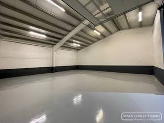 Instapklare opslagruimtes vanaf 150  m <sup>2</sup> te huur in Anzegem<br /><br />Het pand is opgedeeld in verschillende<strong> loodsen/opslagruimtes</strong> met oppervlaktes tussen de <strong>150 m<sup>2</sup> - 195m<sup>2 </sup> </strong>enkel bestemd voor stockage.<br /><br />De units zijn goed <strong>geïsoleerd</strong>, voorzien van automatische <strong>sectionaalpoort </strong>(B 4,4m - H 4,2m), loopdeur en <strong>vrije hoogtes van 6,4m - 4,7m.</strong><br /><br /><strong>Voorzieningen (aparte tellers)</strong><br />- water<br />- Elektriciteit:  3x400V-N met eigen zekeringskast<br /><br /><strong>Zeer vlotte verbinding / bereikbaarheid</strong>, op 4 km van het op- en afrittencomplex (E17) van zowel Deerlijk als Waregem.<br /><br />Huurprijs: € 800<br />Prijzen zijn exclusief syndickosten en BTW<br /><br />Bel me gerust voor een afspraak!