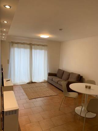 <p>TE KOOP: instapklaar gelijkvloers appartement met privéterras in Genk</p><p>Dit praktisch, gezellig en instapklare appartement van 41m² is gelegen in Nieuwe Kempen 51, 3600 Genk.</p><p>Het appartement beschikt over een aangename leefruimte met plaats voor een zithoek en eettafel. Aansluitend bevindt zich de ingerichte keuken, uitgerust met een koelkast, oven, microgolf, kookplaat en veel opbergruimte.</p><p>Verder is er een aparte slaapkamer en een verzorgde badkamer met douche, toilet en lavabo. Er is ook voldoende plaats voor een wasmachine en droogkast.</p><p>Een extra pluspunt is het privéterras, waar je gezellig buiten kunt zitten. Bij het appartement hoort ook een aparte kelderberging, deze is inbegrepen in de verkoopprijs. Ideaal voor het opbergen van extra spullen, zodat je de beschikbare ruimte in het appartement optimaal kunt benutten.</p><p>Enkele troeven:<br />- gelijkvloers<br />- instapklaar en goed onderhouden<br />- aparte slaapkamer<br />- pas gerenoveerde keuken<br />- aparte kelderberging</p><p>Contacteer mij gerust bij interesse of indien u extra informatie wenst. Een bezichtiging is uiteraard ook mogelijk!</p>
