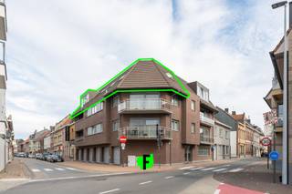 Dit ruime appartement, gelegen in het centrum van Meulebeke, biedt maar liefst 125 m² bruikbare vloeroppervlakte en telt 3 slaapkamers. Dankzij de centrale ligging bevinden handelszaken, openbaar vervoer en scholen zich op wandelafstand. Het appartement beschikt over een gunstig EPC met energielabel B. <br /><br />Het appartement vinden we terug op de derde verdieping van de residentie, en is te bereiken via zowel de trap als lift. We betreden het appartement via de inkomhal die ons toegang verleent tot de ruime en lichtrijke leefruimte. De aangrenzende keuken is uitgerust met een keramische kookplaat, koelkast, oven en dubbele spoelbak. Naast de keuken vinden we de praktische berging terug. Verder beschikt het appartement over 3 comfortabele slaapkamers en een badkamer met dubbele wastafel, ligbad en douche.<br /><br />Het appartement is momenteel verhuurd. <br /><br />Ontdek snel de troeven die deze eigendom te bieden heeft en plan snel uw bezoek in! <br /><br />Voor meer informatie of een bezoek: 051 47 48 47<br /><br />