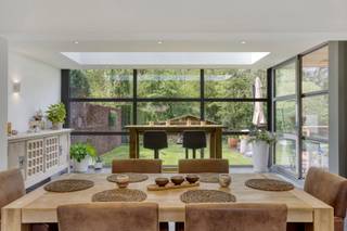 <p>Instapklare, moderne gezinswoning met 3 slaapkamers, veranda en verzorgde tuin.<br /><br />INDELING<br /><br />Gelijkvloers<br />Hier bevindt zich een lichtrijke leefruimte van 40m² (met airco en gashaard) met aansluitend een open, moderne keuken (14m²), uitgerust met hoogwaardige toestellen waaronder een Borreti fornuis. Verder zijn er een praktische wasplaats/berging, een apart toilet en een ruime inpandige garage (met plaats voor twee wagens. Aan de achterzijde is het in de gezellige veranda genieten van het mooie zicht op de tuin.<br /><br />Verdieping<br />De verdieping beschikt over drie slaapkamers (18,5m² - 11m² - 11m²), waaronder een masterbedroom met ingebouwde kast en airconditioning.<br />Daarnaast zijn er een aparte berging (20m²) en een dressing die rechtstreeks aansluit op de recent vernieuwde badkamer, uitgerust met inloopdouche, ligbad en dubbel lavabomeubel.<br /><br />De tuin is volledig omheind, zorgvuldig aangelegd en perfect onderhouden.<br />U kan er in alle rust genieten op het overdekte, verwarmde terras – ideaal om het hele jaar door buiten te vertoeven.<br /><br />BIJZONDERHEDEN<br />- EPC label C<br />- airco in de woonkamer & hoofdslaapkamer<br />- veranda aangebouwd in 2015<br />- verwarmde pergola<br /><br />POSITIEVE ASPECTEN<br />- instapklaar en uitstekend onderhouden<br />- moderne, lichtrijke woonst<br />- tijdloze en kwalitatieve materiaalkeuzes<br /><br />Kortom, deze woning biedt alle troeven voor wie op zoek is naar een instapklaar en comfortabel thuis.</p>