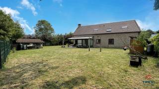 <p><span>Dans le joli petit village de Saintes, proche des commerces, écoles et arrêt de bus accessible à pied, magnifique villa partiellement de plain pied avec joli jardin privatif. La maison se compose d'un hall d'entrée carrelé de 8 m² avec toilette invités vers le beau séjour carrelé de 32 m² et sa cassette à bois. Accès vers la pergola et le beau jardin. Jolie cuisine full équipée récente de 14 m² avec coin déjeuner et accès vers la belle véranda. Via hall de nuit, belle chambres de 14 et dressing de 9 m² avec placards encastrés sur mesure. Salle de douche carrelée de 7 m² avec douche italienne, meuble double vasque et miroir, wc. Beau garage carrelé de 25 m² avec porte sectionnelle électrique et coin buanderie. Beau bureau de 10 m² vers l'étage. Grand espace aménagé de plus 40 m² sous plancher avec vélux et 2e chambre de l'étage de 24 m². Grenier de rangement. Elec ok. Peb C. CC gaz haut rendement. Système d'alarme. Abri de jardin de 20 m². Faire offre à partir de 525.000€. Infos et visites au 02/355.50.55</span></p>