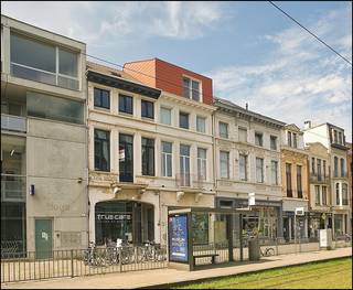 Bent u op zoek naar een ruime woning met een uitstekende bereikbaarheid? Dan is deze charmante gezinswoning zeker een bezoek waard!<br /><br />De woning beschikt over een lichte woonkamer, een aparte eetkamer, een praktische keuken, vier volwaardige slaapkamers, een badkamer en een ruime kelder die tal van opbergmogelijkheden biedt.<br />De absolute troef van deze woning is de grote, zonnige tuin, waar u in alle rust kunt genieten van het buitenleven. Ideaal voor gezinnen met kinderen.<br />Dankzij de uitstekende ligging bevindt u zich op een boogscheut van de autosnelwegen, waardoor u zich vlot kunt verplaatsen.<br />Daarnaast liggen scholen, winkels en het stadscentrum van Antwerpen op korte afstand, waarbij het centrum zelfs gemakkelijk met de fiets bereikbaar is. Zo geniet u van een perfecte combinatie van bereikbaarheid en wooncomfort.<br /><br />Maandelijkse vaste kosten bedragen 250 euro (gas/water inbegrepen).<br /><br />Bent u op zoek naar een ruime woning met veel potentieel op een centrale ligging? Neem dan vandaag nog contact op voor meer informatie of een bezichtiging!