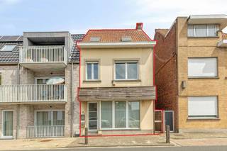 Deze ruime en veelzijdige eigendom in de Heulsestraat te Lendelede biedt een combinatie van comfortabel wonen en interessante mogelijkheden voor wie wonen en werken wil combineren.<br /><br />Het volledige gelijkvloers werd in het verleden ingericht en gebruikt als kinderdagverblijf. Vandaag biedt deze verdieping tal van mogelijkheden. Er is een aangename leefruimte met een kwalitatieve keuken, aangevuld met een ruime polyvalente ruimte die rechtstreeks aansluit op de achterliggende tuin. Via een poortje aan de zijkant van de voorgevel is het achterste gedeelte bovendien gemakkelijk bereikbaar.<br /><br />Op de eerste verdieping bevinden zich een uitgeruste keuken, badkamer en bergruimte. De tweede verdieping omvat drie slaapkamers. Daarboven is er nog een ruime zolder die voor extra bergruimte zorgt.<br />Dankzij de ruime en flexibele indeling leent deze woning zich uitstekend voor verschillende woonconcepten, waaronder kangoeroewonen, een combinatie van wonen en werken of een ruime gezinswoning.<br /><br />Troeven:<br />Veelzijdige indeling met tal van mogelijkheden<br />3 slaapkamers + ruime zolder<br />Twee keukens en een badkamer<br />Polyvalente ruimte met aansluiting op de tuin<br />Praktische zijtoegang naar het achterste gedeelte<br /><br /><br /><br />Bestuursmaatregelen in het maatregelenregister: nee