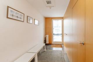 <p>In het geliefde Wilrijk, één van de meest gegeerde residentiële districten van Antwerpen, bevindt zich deze uitzonderlijke architecturale halfopen bebouwing, waar ruimte, licht en functionaliteit tot in de puntjes zijn uitgewerkt. Een unieke eigendom die wonen en werken op een bijzonder elegante manier verenigt.</p><p><br /></p><p>Bij het betreden van de woning kom je in een stijlvolle inkomhal. Aan de linkerzijde bevindt zich een volledig geïntegreerde praktijk- of kantoorruimte met eigen wachtzaal en apart toilet, discreet afgescheiden van het privéleven en ideaal voor vrije beroepen. Het woongedeelte verwelkomt je met een royale inkomhal en een vaste natuurstenen trap als architecturale blikvanger. Verder zijn er een vestiaire met gastentoilet en toegang tot de leefruimtes.</p><p>De lichtrijke keuken kijkt uit op de tuin en sluit naadloos aan op het leefgedeelte. Twee eetruimtes — een intieme plek en een ruimer eetgedeelte in het verlengde van de woonkamer — zorgen voor flexibiliteit en gezelligheid. Hoogwaardige materialen zoals de warme parketvloer en een strak ingebouwde zitbank geven de woning een moderne, verfijnde uitstraling.</p><p><br /></p><p>Op de bovenverdieping bevinden zich zes slaapkamers, waaronder een ruime master bedroom met aansluitende badkamer die ook toegankelijk is vanuit de gastenkamer. Daarnaast zijn er meerdere kamers die perfect kunnen dienen als bureau-, hobby- of slaapkamers. Achteraan bevindt zich een apart gedeelte met twee bijkomende slaapkamers en een badkamer, ideaal als gastenverblijf, tienerzone of extra werkruimte.</p><p><br /></p><p>De gezellige en private tuin vormt een verlengde van de woonruimtes en is deels aangelegd in stijlvol Meranti hout, wat zorgt voor een warme en luxueuze buitenbeleving. Verder beschikt de woning over een garage voor twee wagens, extra parkeergelegenheid op de oprit en een aparte fietsenstalling. Een zeldzame opportuniteit in Wilrijk voor wie op zoek is naar architecturale klasse, ruimte en een veelzijdige invulling.</p>