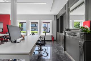 <p><u><strong>Gelieve onderstaande link volledig en correct in te vullen om een bezoek in te plannen:</strong></u><br />https://mijnhuurprofiel.be/property/0b8a9f6f-c3fe-4aa5-849b-a0e7a0c66bea<br /><br /><strong>Bent u op zoek naar een kantoorruimte? Lees dan zeker verder!</strong><br /><br />Dit gelijkvloers handelspand op een uitstekende commerciële ligging biedt veel lichtinval, een ruime vergaderzaal en een praktische indeling met kitchenette, sanitair en berging.<br /><br />Bij het binnenkomen geniet je van veel natuurlijke lichtinval en uitstekende visibiliteit — perfect als ontvangstruimte of kantoorruimte. Verder bevindt zich een ruime vergaderzaal, afgesloten met een glazen deur, wat zorgt voor een moderne en open sfeer.<br /><br />Daarnaast beschikt het pand over een aparte berging, een kitchenette en een afzonderlijk toilet, wat het geheel praktisch en volledig maakt.<br /><br />Voor meer info of een bezoek ter plaatse, aarzel niet om contact op te nemen!</p>
<p> </p>