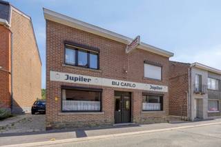 Stel je voor: een charmant pand dat de ziel van het dorp ademt, met twee sfeervolle bars en een eigen theaterzaal – klaar voor jouw creatieve...