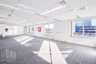 <strong>430 m² </strong>de bureaux élégants à louer (et à vendre)<br />Excellente situation, à proximité de la sortie R0 Groot-Bijgaarden, avec un accès facile au carrefour de l<strong>’E40</strong>. Également facilement accessible par les transports en commun (bus, tram et train) : la gare de Sint-Agatha-Berchem se trouve à seulement 200 m.<br /><br />Les bureaux sont situés au deuxième étage et comprennent des salles de réunion, un espace pour réunions individuelles, une salle à manger avec kitchenette et des sanitaires modernes.<br /><br />Ces bureaux font partie de "<strong> Inter Access Park</strong>” et offrent un environnement de travail professionnel et confortable. Le bâtiment est équipé d’ascenseurs, d’un contrôle d’accès et d’un système d’alarme incendie.<br /><br />Un grand nombre de places de parking est disponible, avec possibilité d’achat. D’autres surfaces sont également disponibles, de <strong>73 m² à 2.359 m²</strong>, à louer ou à vendre.<br /><br />Grâce à son emplacement dans un quartier dynamique, vous bénéficierez également d’une large offre de commerces et de restaurants à proximité, idéal pour les collaborateurs comme pour les visiteurs.<br /><br />Contactez <strong>PANORAMA B2B</strong> pour plus d’informations, plans ou une visite sans engagement au<strong> 0477 09 00 09.</strong>