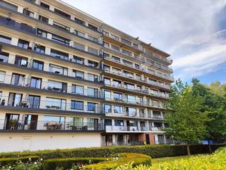 Dit gezellige appartement is ideaal gelegen vlakbij het centrum van Roeselare. Bij het binnenkomen tref je een inkomhal die leidt naar een aparte keuken, uitgerust met oven, koelkast en kookplaat. De lichtrijke woonkamer biedt een aangename leefruimte en sluit mooi aan op de twee slaapkamers. Verder is er een badkamer en een apart toilet.<br /><br />Buiten kan je genieten van een ruim terras met een prachtig vergezicht. Bovendien is er een afsluitbare ondergrondse berging inbegrepen in de prijs en bevindt er zich een gemeenschappelijke parking aan het gebouw.<br /><br />Het appartement is momenteel verhuurd voor €650 per maand, met €150 syndicuskosten, wat het ook bijzonder interessant maakt als investering.