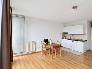 <p>Op zoek naar een instapklare studio in het hart van Leuven? Dan mag je dit knusse plekje in de Fonteinstraat zeker niet over het hoofd zien. Gelegen op de tweede verdieping van een gebouw met lift, biedt deze woning je alles wat je nodig hebt om je meteen thuis te voelen. Eenmaal binnen kom je terecht in een compacte maar functionele indeling van 47 m² bewoonbare oppervlakte. De leefruimte vormt het hart van de woning en sluit vlot aan op de ingerichte keuken, uitgerust met onder meer een vaatwasser en koelkast. De slaapkamer biedt voldoende rust om tot jezelf te komen, terwijl de badkamer alles heeft wat je verwacht van een moderne, verzorgde afwerking. Kortom, een indeling die klein maar krachtig combineert. Het gebouw verkeert in instapklare staat en beschikt over een lift, ideaal als je liever niet te veel trappen neemt. Op vlak van energie scoort dit appartement met een EPC-label B (134 kWh/m²) mooi binnen de huidige normen, wat zich ook vertaalt in een aangenaam woon- en energiecomfort. De kosten voor elektriciteit worden individueel afgerekend, terwijl water, verwarming en de gemeenschappelijke kosten via een voorschot verlopen van 85 euro. De ligging in de Fonteinstraat is een echte troef: winkels, scholen, het openbaar vervoer, een sportcentrum, het station en de invalswegen liggen allemaal binnen handbereik. Zo combineer je de rust van je eigen plek met de levendigheid van een centrumstad als Leuven. Benieuwd naar dit appartement? Neem contact op met ons kantoor en plan snel een bezoek in via www.living-stone.be! </p>