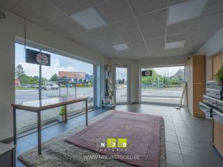 <strong>HANDELSGELIJKVLOERS MET BOVENLIGGEND VERHUURD APPARTEMENT TE OUDSBERGEN.</strong><br /><br /><strong>TROEVEN</strong><br />- Zichtlocatie met constante passage.<br />- Wonen en werken onder één dak.<br />- Flexibele ruimtes voor diverse activiteiten.<br />- Ruim appartement boven handelsgedeelte.<br />- Sterke bereikbaarheid in de regio.<br />- Interessante investeringsopportuniteit.<br />- 2 Garages en voldoende parkeergelegenheid aan de voor- en achterzijde van het pand.<br /><br /><strong>HANDELSGELIJKVLOERS</strong><br />Winkelruimte (10,10m x 3,99m = 40,30m²): tegelvloer. <br />Bureau (5,00m x 3,80m = 19,00m²): tegelvloer. <br />Keuken (2,46m x 3,00m = 7,38m²): gootsteen, kasten, tegelvloer. <br />Berging ((1,22m x 2,55m) + (2,54m x 2,94m) + (0,99m x 1,13m) = 11,70m²): aansluiting wasmachine, boiler, mazoutketel, beton-/tegelvloer. <br />Opslagplaats ((6,10m x 3,46m) + (2,00m x 2,40m) = 25,91m²): tegelvloer. <br />Inpandige garage (4,68m x 3,98m = 18,63m²): garagepoort aan de straatzijde, betontegels. <br />Garage achterbouw (6,41m x 4,00m = 25,64m²): stookolietank bovengronds, toegangsdeur langs tuinzijde + garagepoort straatzijde, betontegels. <br />Toilet (0,91m x 1,67m = 1,52m²). <br />Inkom achterzijde ((3,00m x 1,42m) + (0,99m x 1,76m) + (0,99m x 0,86m) = 6,85m²): tegelvloer. <br />Trappenhal (2,05m x 1,86m = 3,81m²): houten trap, bekleed met kurk. <br /><br /><strong>VERDIEPING +01 (VERHUURD APPARTEMENT)</strong><br />Overloop (0,89m x 6,14m = 5,46m²): kurkvloer. <br />Woonkamer (4,00m x 6,00m = 24,00m²): houten vloer. <br />Keuken (4,00m x 3,74m = 14,96m²): onder- en bovenkasten, lades, keramische kookplaat, dampkap, oven, houten vloer. <br />Badkamer (5,00m x 2,92m = 14,60m²): badkamermeubel met enkele lavabo, onderkast, spiegel en kolomkast, ligbad, aparte douche, toilet, tegelvloer. <br />Slaapkamer 1 (3,59m x 3,84m = 13,79m²): houten vloer. <br />Dressing (1,36m x 4,82m = 6,56m²): houten vloer. <br />Bureau (2,98m x 3,97m = 11,83m²): houten vloer. <br />Bureau 2 (4,00m x 3,71m = 14,84m²): OSB-platen. <br />Zolderruimte 1 (6,00m x 4,10m = 24,60m²). <br />Zolderruimte 2 (2,20m x 4,10m = 9,02m²).<br /><br /><strong>EXTERIEUR</strong><br />- beklinkerd terras.<br />- parkeergelegenheid voor het pand.<br /><br /><strong>EXTRA INFORMATIE</strong><br />Het bovenliggende appartement wordt momenteel verhuurd. De koper dient dus rekening te houden met het lopende huurcontract. De huurovereenkomst opzeggen voor eigen bewoning kan van zodra u eigenaar bent en mits een opzegtermijn van 6 maanden. U dient er rekening mee te houden dat de huurder deze termijn krijgt om een nieuwe woning te zoeken.<br /><br />Bekijkt u deze advertentie via een aanverwante vastgoedsite, surf dan zeker naar onze website www.N78vastgoed.be voor een uitgebreide beschrijving en foto's. Meer info: +32 (0)89 86 18 88 of info@N78vastgoed.be.