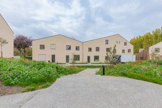 HERZELE - Ontdek <strong>Woonpark Truweel</strong>, een uniek woonproject in het hart van Herzele met 18 Bijna-Energie-Neutrale (BEN) woningen. Hier geniet je van toekomstgericht comfort, energiezuinig wonen en een aangename groene leefomgeving.<br /><br />
<h3><strong>Comfortabel & toekomstgericht wonen</strong></h3>
Elke woning is uitgerust met de <strong>nieuwste technologieën</strong> voor een <strong>maximaal wooncomfort</strong> en een minimaal energieverbruik: geothermische warmtepomp met koeling, zonnepanelen, vloerverwarming in alle leefruimtes, ventilatiesysteem D met warmterecuperatie, regenwaterput, laadvoorziening voor elektrische wagen,... De woningen zijn <strong>licht, ruim en functioneel ingedeeld</strong> met hoogwaardige afwerking. Elke woning beschikt over een <strong>privéparkeerplaats </strong>en een aparte berging, ideaal voor fietsen, tuinmateriaal of extra opslagruimte.<br /><br />
<h3><strong>Samen genieten van groen & ruimte</strong></h3>
Geniet van het beste van twee werelden: een <strong>ruime gemeenschappelijke tuin</strong> waar bewoners kunnen ontspannen, samenkomen of kinderen veilig kunnen spelen en <strong>een privé terras</strong> bij elke woning voor je eigen rustmomenten. Daarnaast is er een <strong>polyvalente ruimte</strong> op het domein, perfect als ontmoetingsplaats, coworking plek, of voor gemeenschappelijke activiteiten.<br /><br />
<h3><strong>Centrale ligging & slimme investering</strong></h3>
Dankzij de uitstekende verbindingen ben je in een mum van tijd in <strong>Aalst, Zottegem of Gent</strong>. Zo woon je rustig en groen, zonder in te boeten op mobiliteit. Door het gunstig E-peil geniet je bovendien van korting op de onroerende voorheffing gedurende de eerste vijf jaar. <br /><br />Kortom: wonen zoals het hoort. Duurzaam, comfortabel en verbonden!<br /><br />Ontdek jouw nieuwe thuis vandaag! <br />Bel ons voor meer informatie of een bezoek: <strong>053 / 60 65 60</strong>.