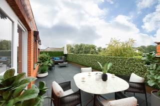 Deze woning, waar vroeger een bakkerij geweest is, heeft tal van troeven: enorm veel ruimte (285m²!), dakterras van 35m², centrale ligging, enz…
Bekijk ook zeker onze “plannen/foto’s” op https://www.vastgoedservice.be/vgs4/pand_one.asp?Immo_ID=19354 om een perfect beeld te krijgen van de ruimte en de indeling!
Het gelijkvloers heeft een oppervlakte van 150m² met een mooie werkruimte/atelier/toonzaal van maar liefst 77m² met aansluitende keukenruimte.
Verder is er een grote ruimte vooraan die gebruikt kan worden als toonzaal, handelsruimte, dubbele garage, enz…
Bovendien is er de inkom, ruime gang, toilet en de trappenhal.
Op de eerste verdieping zijn er 3 ruime slaapkamers, badkamer en een extra leefruimte met een fantastisch dakterras van 35m² met zuidwestelijke oriëntatie.
De woning is gelegen op een perceel van 318m² met een centrale ligging op wandelafstand van het centrum, station, scholen, enz.
Voor meer inlichtingen kan u contact opnemen met ons kantoor Mol. 014/82.15.15