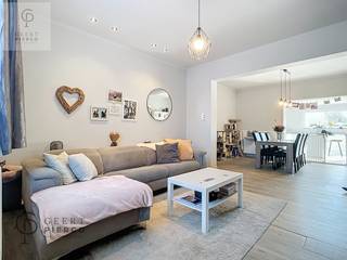 Aan de rand van de stadskern te Landen, hier de Overwindenstraat, treffen we deze woonst, onlangs volledig gerenoveerd.<br />De Overwindenstraat 39 kenmerkt zich volledig door zijn nabijheid bij het station, de scholen, de winkels, alle sportaccomodatie, de rust (vooral achteraan langs de tuinkant). Hier kom je meteen op een wandelpad, dat binnenkort nog van meer extra groen wordt voorzien door Stad Landen.<br />Op het gelijkvloers treffen we de ruime inkomhal, die verder toegang biedt tot het toilet, de gerenoveerde badkamer, de bovenverdieping en de leefruimte. Die leefruimte is netjes en gezellig ingericht en ook hier heb je meteen connectie met een super hypergeïnstalleerde keuken. Wauw.....<br />Wanneer je staat te kokkerellen geniet je echt van het super leuke terras buiten en de tuin. Via de tuin heb je ook nog recht op een wasplaats, die ook dienst kan doen als berging.<br />Op de eerste verdieping : 3 slaapkamers en tevens werd ook de zolderkamer, bereikbaar via een vaste trap, volledig ingericht.<br />Er is een kelder en achteraan in de tuin twee garages.<br />Voordelen nog es op een rijtje : zonnepanelen aanwezig sinds 2020 (13 stuks, zonder groene stroomcertificaten), alarm (verisure), airco's in de keuken en op 2 slaapkamers, rolluiken in de slaapkamers, rechts van de woning heb je een zijingang naar de tuin, twee garages achteraan in de tuin langs het wandelpad, vloeren en plafonds geïsoleerd, 4 slaapkamers en een topkeuken...<br />Je zal snel verwonderd staan hoor.<br />Neem snel contact op voor een afspraak op 011/361919