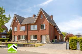In de rustige Ambiorixstraat net buiten het stadscentrum, vind je deze woning op een perceel van 7a 80ca.<br />De inrit biedt plaats voor enkele auto's met doorrit naar de grote garage.<br /><br />INDELING: <br />x inkomhal met trap naar de verdieping: <br />x ruime woonkamer met goede lichtinval; <br />x aparte eetruimte; <br />x achtergelegen keuken; <br />x apart toilet; <br />x gezellige veranda met airco.<br /><br />Op de verdieping: <br />x 3 slaapkamers; <br />x badkamer.<br />x ruime zolder.<br /><br />Achter de woning een mooi terras en grote tuinberging.<br />Verder een diepe tuin.<br /><br />Momenteel wordt de woning nog leeggemaakt zodat er geen foto's van de binnenzijde beschikbaar zijn.<br /><br />INTERESSE? Maak dan telefonisch een afspraak voor bezichtiging op het nummer 012 23 00 23 of mail uw vragen aan roland@immo-leroi.be.