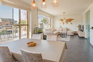 Geniet van comfortabel wonen in dit centraal gelegen appartement met maar liefst drie slaapkamers.Dankzij de grote ramen baadt de ruime leefruimte...