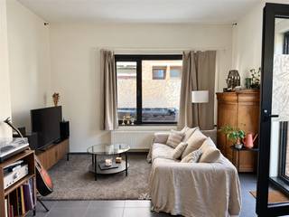<p><span>GENT - Reigerstraat 23: Ben je op zoek naar een tof gelijkvloers appartement te huur nabij het Sint-Pietersstation te Gent? Lees dan snel even verder.</span></p><p><span> </span></p><p><span>De voornaamste troeven:</span></p><ul><li><span>Rustige, doch centrale ligging op wandelafstand van het Sint-Pietersstation</span></li><li><span>Gelijkvloers</span></li><li><span>Lichtrijke leefruimtes </span></li><li><span>Vlotte bereikbaarheid met openbaar vervoer</span></li><li><span>Nabij belangrijke inval- en uitvalswegen</span></li><li><span>Ruim zonnig terras</span></li><li><span>Geen gemeenschappelijke kosten</span></li></ul><p><span> </span></p><p><span>Indeling:</span><span> </span></p><p><span>Inkomhal, leefruimte open ingerichte keuken (keramische kookplaat, dampkap, spoelbak, combi-microgolf oven, koelkast met vriesvak), 2 slaapkamers en badkamer uitgerust met douche, lavabomeubel en toilet. <br />Privatief en zonnig terras aansluitend op de leefruimte.</span></p><p><span> </span></p><p><span>Belangrijke info:</span></p><p><span>Beschikbaar vanaf: 01/12/2026. Eventueel vanaf 01/10/2026 in samenspraak.</span></p><p><span>Huurprijs: € 900/maand. Domicilie verplicht. EGW (elektriciteit, gas, water afzonderlijk af te rekenen).</span></p><p><span> </span></p><p><span>Interesse in dit aangenaam appartement? Vraag dan snel jouw bezoek aan via onze website www.axellenaerts.be!</span></p><p><span> </span></p>