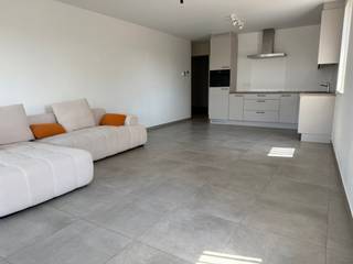 <p><strong>Ruim en energiezuinig appartement te huur – onmiddellijk beschikbaar</strong></p>
<p>Modern appartement van <strong>100 m²</strong> met <strong>2 slaapkamers</strong> en een <strong>zonnig terras van 10 m²</strong>. Dankzij <strong>EPC-label A</strong> en <strong>zonnepanelen</strong> geniet u van een energiezuinige woning met lage energiekosten.</p>
<p>De moderne keuken is volledig uitgerust met een <strong>inductiekookplaat, vaatwasser en combi-oven</strong>. De badkamer beschikt over een <strong>inloopdouche en dubbel lavabomeubel</strong>. Daarnaast zijn er zowel een <strong>toilet in de badkamer</strong> als een <strong>apart gastentoilet</strong>.</p>
<p>Extra troeven:</p>
<ul>
<li>
<p>Berging met aansluiting voor wasmachine</p>
</li>
<li>
<p>Ventilatiesysteem</p>
</li>
<li>
<p>Lamellen voorzien in het volledige appartement</p>
</li>
<li>
<p>Gemeenschappelijke gangen worden <strong>tweewekelijks gepoetst</strong></p>
</li>
</ul>
<p><strong>Huurprijs:</strong> € 975/maand + € 50 gemeenschappelijke kosten<br /><strong>Huurwaarborg:</strong> 3 maanden<br /><strong>Onmiddellijk beschikbaar</strong></p>
<p>Interesse? Neem gerust contact op voor meer informatie of een bezoek.</p>