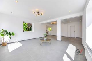 <p>Vous recherchez une maison dans laquelle vous pouvez emménager immédiatement ? Cette magnifique maison ouverte située à Diepenbeek a été entièrement rénovée en 2026, ce qui signifie que tout y est neuf. Des finitions aux installations techniques : la maison est parfaitement préparée pour l'avenir et, de surcroît, très économe en énergie.</p><p>Avec une surface habitable de 254 m² et un terrain de pas moins de 2 070 m², l'espace ne manque pas, tant à l'intérieur qu'à l'extérieur. La maison dispose de 4 chambres, 2 salles de bains et 3 toilettes, ce qui la rend parfaitement adaptée aux besoins d’une famille ou de ceux qui aiment vivre dans un espace spacieux.</p><p>Le grand jardin offre de nombreuses possibilités pour se détendre, jouer ou profiter de la verdure environnante et de l’intimité qu’offre une maison individuelle.</p><p>Une maison prête à emménager sur un terrain exceptionnel, entièrement rénovée et aménagée selon les normes actuelles. <br />Découvrez par vous-même ce que cette propriété unique à Diepenbeek a à offrir et planifiez votre visite dès aujourd’hui. Contactez sans tarder Lauren de Gilles Vastgoed au +32 468 36 79 51 ou envoyez-lui un e-mail à l’adresse lauren@gillesvastgoed.be</p>