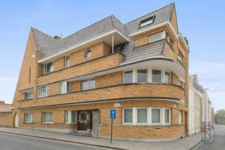 <p>Unieke karakterwoning met uitzonderlijke architecturale waarde, ontworpen door Ronsenaar - architect Ant. De Gavre en gebouwd in opdracht van L. Crucke-Cambier. Dit imposante hoekcomplex uit ca. 1941 combineert erfgoed, grandeur en hedendaags comfort en biedt tal van mogelijkheden (wonen, horeca, B&amp;B, …).<br /><br />INDELING:<br />De woning beschikt over royale volumes en een doordachte indeling met 5 slaapkamers, 4 badkamers en 2 toiletten. Er is een volledig geïnstalleerde keuken, meerdere leef- en verblijfsruimtes, een bureau, bijkeuken en wasplaats. Het gebouw is volledig onderkelderd en beschikt over een zolder met mogelijkheid tot verdere inrichting.<br /><br />Uniek is de aanwezige authentieke lift, die alle niveaus bedient. Deze is momenteel niet in gebruik. Buiten geniet u van een tuin en terras.<br /><br />Voor wie is dit pand ideaal?<br />♦ Voor liefhebbers van architectuur en erfgoed.<br />♦ Voor wie wonen en werken wil combineren in een prestigieus pand.<br />♦ Voor investeerders of ondernemers met plannen voor B&amp;B, praktijk of cohousing (onder voorbehoud van vergunningen).<br /><br />Bezoek na afspraak met Immo Beguin, jouw vastgoedexpert sinds 2009.<br />✉️ info@immobeguin.be</p>