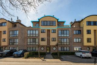 In een rustige, groene woonomgeving in Melsele, op wandelafstand van het centrum met winkels en horeca, bevindt zich dit indrukwekkende penthouse...