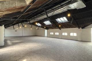 Deze unieke loft kantoorruimte van ca 361 m² (cfr. EPC) is gelegen in de Wapenstraat, vlak bij de Waalsekaai, op het bruisende Zuid in Antwerpen. Met het Zuidpark letterlijk voor de deur geniet u van een aangename, groene omgeving.<br /><br />De ruimte onderscheidt zich door haar uitzonderlijk karakter en openheid. De indrukwekkende dakstructuur met zichtbare balken en de royale plafondhoogte creëren een bijzonder gevoel van ruimte en licht. Dankzij het open volume zijn er tal van indelingsmogelijkheden, waardoor deze loft geschikt is voor verschillende soorten invullingen.<br /><br />Verder beschikt het pand over alle nodige voorzieningen voor een comfortabele werking: een kitchenette, twee aparte toiletten en een extra doucheruimte met toilet. Daarnaast is er ook een praktische berging aanwezig.<br /><br />Gemeenschappelijke lasten: 100 Euro per maand.<br />Alle nutsvoorzieningen (gas, elektriciteit en water) zijn privé op te nemen door de huurder.<br /><br />Onmiddelijk beschikbaar.