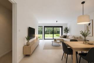 Ontdek deze stijlvolle en energiezuinige nieuwbouwwoningen op een rustige topligging in de Kapel Milanen te Zwevegem. Hier woont u in een groene, aangename omgeving met alle dagelijkse voorzieningen, scholen en een vlotte bereikbaarheid binnen handbereik.
De woningen werden ontworpen met oog voor ruimte, licht en hedendaags wooncomfort. Op het gelijkvloers geniet u van een ruime, lichtrijke leefruimte met grote raampartijen die uitgeven op de privatieve tuin. De open keuken vormt het hart van de woning en biedt alle mogelijkheden voor gezellige momenten met familie en vrienden.
Op de verdieping bevinden zich drie volwaardige slaapkamers en een ruime, modern ingerichte badkamer, waardoor deze woningen perfect aansluiten bij de wensen van gezinnen, koppels of wie op zoek is naar extra ruimte.
Troeven:
Rustige en groene ligging in Zwevegem
3 volwaardige slaapkamers
Ruime badkamer
Lichtrijke leefruimte met zicht op de tuin
Energiezuinige nieuwbouwwoningen
Moderne architectuur en kwalitatieve afwerking
Vlotte bereikbaarheid en nabij winkels, scholen en invalswegen
Bent u op zoek naar een hedendaagse woning waar comfort, duurzaamheid en een uitstekende ligging samenkomen? Dan is dit project in Kapel Milanen beslist een bezoek waard. Neem gerust contact op voor meer informatie of een vrijblijvende afspraak.
Foto's bevatten AI inrichting.
