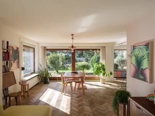 Deze instapklare gezinswoning ademt meteen 'thuis' het moment dat je binnen stapt. De woning heeft een heel open en lichtrijk karakter met rechtstreekse verbinding tot de prachtige tuin. We komen binnen langs de inkomhal met ingebouwde kasten van <strong>Hannemans</strong> die ons naar de open keuken leiden. In de keuken met eiland werd er 'colour block' gebruikt. De absolute eye catcher hier is de gerookte en geborstelde visgraatparket van <strong>Atelier Nathalie Verhofstede</strong> die doorheen de volledige keuken en leefruimte loopt. Beneden is het architecturale ontwerp van <strong>MAN architecten</strong>. De open keuken, leefruimte en zithoek laten de tuin écht binnenkomen, wat een heel rustgevend gevoel geeft. Op de eerste verdieping hebben we drie ruime slaapkamers, een nachthal met wederom ingebouwde kasten van Hannemans. Alsook een badkamer recent gerenoveerd met hangkast van <strong>Men-eer</strong>. Nog een verdieping hoger valt de mond pas echt open met een prachtige zolderrealisatie van <strong>Satho Living</strong>, de werken zijn uitgevoerd door <strong>Design@Home. </strong>Een prachtige ruimte met wederom een aparte badkamer met inloopdouche. Deze ruimte kan perfect aangewend voor een zelfstandig hoofd- of bijberoep of als studio/master bedroom. Bovendien zijn er zonnepanelen en een thuisbatterij voorzien. De woning is zeer functioneel ingericht. <br /><u>Verplichte vermeldingen:</u><br />Elektrische keuring: conform volgens het AREI.<br />EPC<strong> label B, 144 kWh</strong> (m2 jaar) (GEEN renovatieplicht), 192m2 bruto bewoonbare oppervlakte volgens het EPC. <br />Stedenbouw: in aanvraag ; woongebied, geen verkavelingsvergunning, geen rechtelijke herstelmaatregel of bestuurlijke maatregel, geen overstromingsgevoeligheid: P- score: A, G- score: A. <br />Schrijf je snel in voor een persoonlijke rondleiding tijdens de bezoekdag op<strong> zaterdag 24 Oktober, dit kan via taghnee@ocvastgoed.be of via +32 475 42 89 58</strong>.
