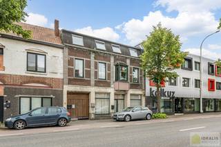 IDEALIS VASTGOED - CENTRAAL GELEGEN 2-SLPKMR APPARTEMENT IN HET CENTRUM VAN HEPPEN (LEOPOLDSBURG)! – Correct onderhouden appartement op de eerste verdieping met een aangename leefruimte, keuken, 2 slaapkamers en badkamer. Het appartement beschikt tevens over een privatieve kelder. Geschikt voor zij die zoeken naar betaalbaar wonen of een investering in het centrum van Leopoldsburg.<br /><br />LIGGING:<br />Gelegen in het midden van het centrum van Heppen (Leopoldsburg) vlakbij winkels, horeca en openbaar vervoer.<br /><br />INDELING:<br />Gelijkvloerse verdieping:<br />- Inkomhal - woonkamer voorzien van eet-en zitgedeelte – keuken voorzien van koelkast, spoelbak, vuur, dampkap – slaapkamer 1 – slaapkamer 2 – badkamer voorzien van douche, toilet lavabo en spiegel –<br /><br />Kelderverdieping:<br />- Privatieve kelder –<br /><br />BIJZONDERHEDEN:<br />- Momenteel verhuurd aan €642/m<br />- 2 Slaapkamers<br />- Kelderberging<br />- Scherp geprijsd!!<br /><br />Stedenbouwkundige Inlichtingen:<br />- Bouwvergunning - Woongebied - Geen dagvaarding - Geen voorkooprecht – Geen verkavelingsvoorschriften -<br /><br />E-peil: EPC: 274 kWh/m² jaar – Label C - certificaatnummer: 20250902-0003677108-RES-1<br /><br />O-peil: Niet overstromingsgevoelig<br />P-score (perceelscore): A<br />G-score (gebouwscore): A<br /><br />Benieuwd naar dit pand?<br />Wenst U advies omtrent uw eigen woning? Graag plannen wij vrijblijvend met U een afspraak in om onze expertise met U te delen, steeds tot Uw dienst!!<br />Neem contact op met IDEALIS VASTGOED op 011/515 565 of mail naar info@idealisvastgoed.be!