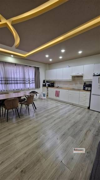 <p><span>Centraal gelegen appartement met 1 slaapkamer en overdekt terras.</span></p><p><span> </span></p><p><span>Dichtbij openbaar vervoer, winkels en scholen. </span></p><p><span>Klein gebouw, interne syndicus. </span></p><p><span> </span></p><p><span>Indeling</span><span>: </span></p><p><span> </span></p><p><span>Op de eerste verdieping gelegen. Een open keuken met aanpalend een leefruimte. Een aparte slaapkamer met een overdekt/toegemaakt terras.</span></p><p><span>Badkamer met douche in bad, toilet en lavabo. Privatieve kelder. </span></p>