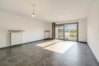 Modern en instapklaar appartement in het centrum van Zeebrugge, vlak bij de jachthaven. Gelegen in een recent gebouw uit 2017 en voorzien van een ruime inkomhal. De lichtrijke leefruimte met open keuken geeft uit op een aangenaam terras van 6 m² met zuidwestelijke oriëntatie. Verder beschikt het appartement over 2 slaapkamers, 1 badkamer, een apart toilet en een aparte berging. Het appartement wordt verkocht onder volle eigendom. Ideaal als vaste woonst, tweede verblijf of investering. Ben jij op zoek naar een modern appartement gelegen aan de jachthaven van Zeebrugge? Contacteer makelaar Stéphanie 0472 77 86 60 of stephanie@keyimmo.be voor meer info of een bezoek.