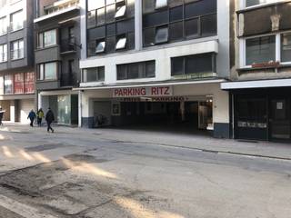 Box de parking à louer en centre-ville, équipé d'un ascenseur à voitures (max. 1 700 kg) pour 120 € par mois, auxquels s'ajoute une avance de 10 € pour les charges communes. Le box n'est pas adapté aux voitures électriques et est disponible à partir du 01/10/2026. Ce bien à louer à Ostende vous intéresse ? Rendez-vous sur le site www.dermul.be, cliquez sur le bien que vous souhaitez louer. En cliquant sur le bouton « Je suis intéressé », nous vous demandons de remplir un bref profil. Nous vous contacterons ensuite pour organiser une visite. Il n'est pas possible de prendre rendez-vous par téléphone.