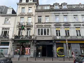 Kom een kijkje nemen naar dit leuke appartement op de trendy locatie nabij het Zuidpark, op wandelafstand van Gent centrum, vlotte bereikbaarheid met het openbaar vervoer, ... Het appartement bevindt zich op de eerste verdieping (geen lift!) en heeft volgende indeling: inkomhal, aparte slaapkamer, leefruimte met hoge plafonds en veel lichtinval, keuken met aansluiting wasmachine, badkamer met toilet, douche en lavabo. Aparte meters EGW. Perfect voor alleenstaande of koppel, domicilie verplicht. Huurcontract drie jaar. Huurprijs 800 euro/maand. 