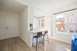 Locatie:
Sommige plekken voelen meteen vertrouwd. Dit appartement ligt op de eerste verdieping van een karaktervol hoekgebouw in de Kanunnikenstraat, in de Antwerpse wijk Kiel. Scholen, winkels en de huisarts vind je om de hoek, en op vijf minuten wandelen sta je in het groen van het Kielpark. Vanaf de tramhalte Kielpark rijd je zo naar het stadscentrum, het station Antwerpen-Zuid ligt op zes minuten fietsen en het levendige Zuid op een tiental minuten. Met de wagen zit je snel op de Ring en de A12.

Indeling:
In de ruime leefruimte valt het licht langs verschillende kanten binnen, dankzij de vele ramen van dit hoekgebouw. Aansluitend ligt de moderne open keuken met ontbijttoog en inbouwtoestellen: de plek voor een snelle koffie in de ochtend of een babbel terwijl het eten op het vuur staat.

Via de hal bereik je de twee slaapkamers van ca. 17 m² en 7 m². Een extra multifunctionele ruimte is nu ingericht als slaapruimte, maar wordt even goed je bureau, dressing of hobbyruimte. De moderne badkamer is uitgerust met een inloopdouche, wastafel en toilet.

Kelder en garage: een private kelder biedt extra opbergruimte. Daarnaast kun je afzonderlijk een of twee garageboxen aankopen, zodat je in de stad nooit naar een parkeerplaats hoeft te zoeken. Van een ontbijt aan de toog tot een avond in je eigen hoekje: hier krijgt elk moment zijn plek.

Troeven:

Lichtrijke leefruimte met ramen aan verschillende zijden
Moderne open keuken met ontbijttoog en inbouwtoestellen
Twee slaapkamers van ca. 17 m² en 7 m²
Extra multifunctionele ruimte – bureau, dressing of hobbyruimte
Hedendaagse badkamer met inloopdouche
Private kelder en optie op twee garageboxen

Technische gegevens:
Het appartement beschikt over individuele centrale verwarming op gas en PVC-ramen met thermische dubbele beglazing, voor een warm en comfortabel interieur. Een parlofoon is aanwezig.

Extra:
Garageboxen: twee garageboxen, afzonderlijk aan te kopen aan € 25.000 per stuk

Benieuwd naar de waarde van je woning? Vraag een gratis schatting aan via lex@bauwensvastgoed.be